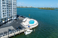 Majorca Towers in North Miami, FL - Foto de edificio - Building Photo