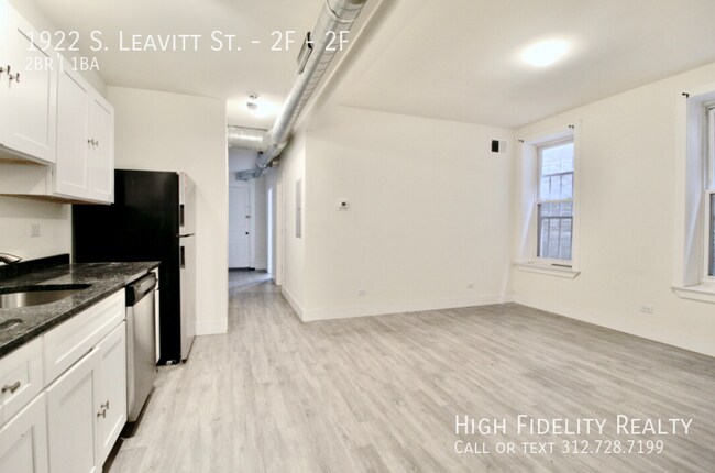 1922 S Leavitt St in Chicago, IL - Foto de edificio - Building Photo