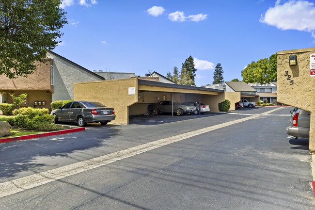 325 Standiford Ave in Modesto, CA - Foto de edificio - Building Photo