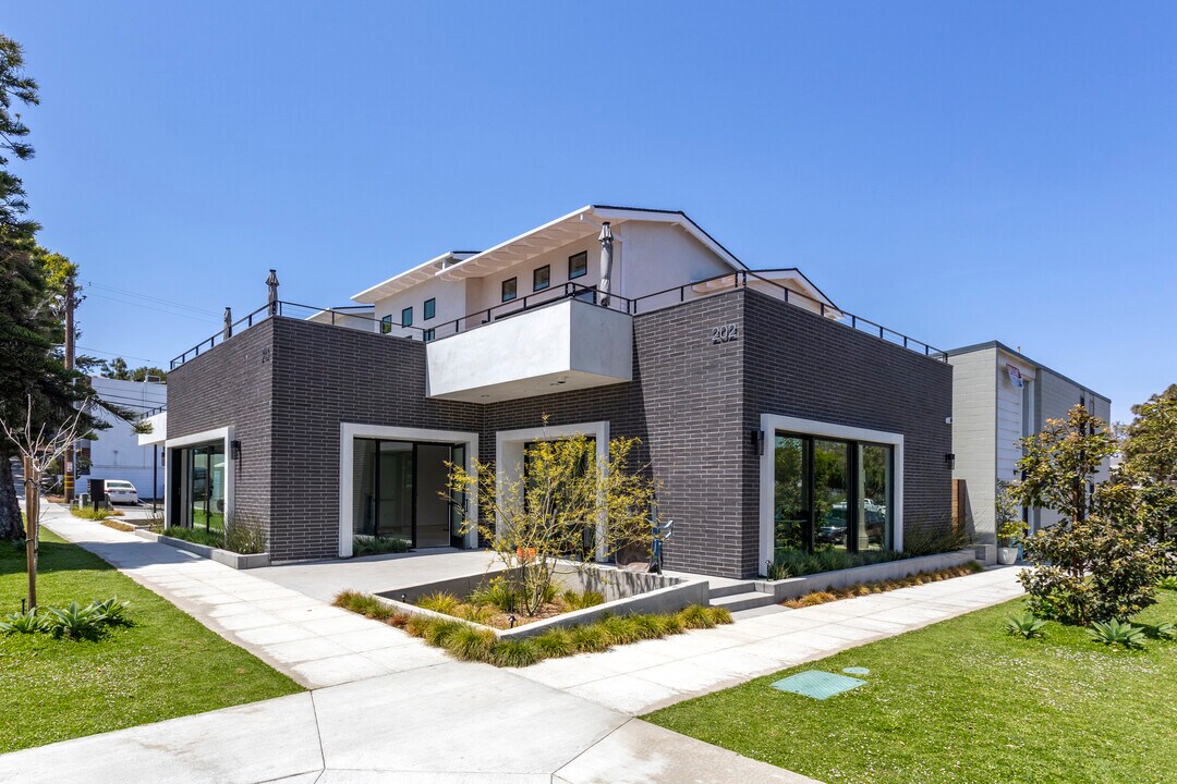 J Street Lofts in Encinitas, CA - Building Photo