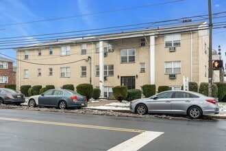 Astoria Manor in Elizabeth, NJ - Foto de edificio - Building Photo