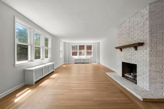 1070 Whitney Ave in Hamden, CT - Building Photo - Building Photo