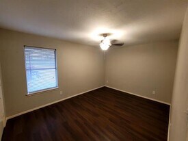 1122 N Center St in Arlington, TX - Building Photo