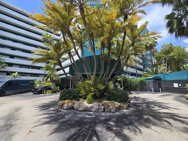 1700 NW North River Dr, Unit 1001 in Miami, FL - Building Photo - Building Photo