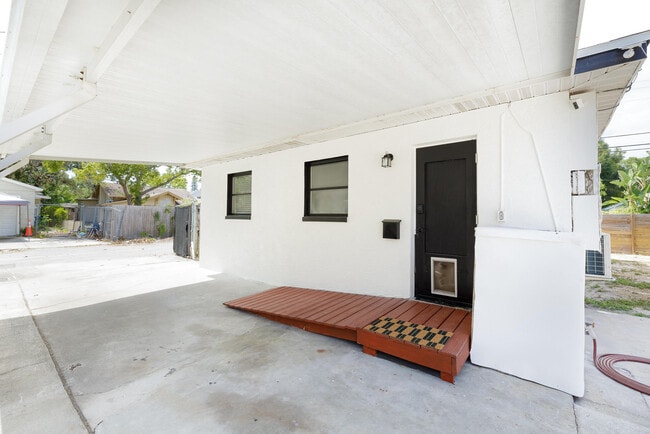 527 Zanesville St S in St. Petersburg, FL - Foto de edificio - Building Photo