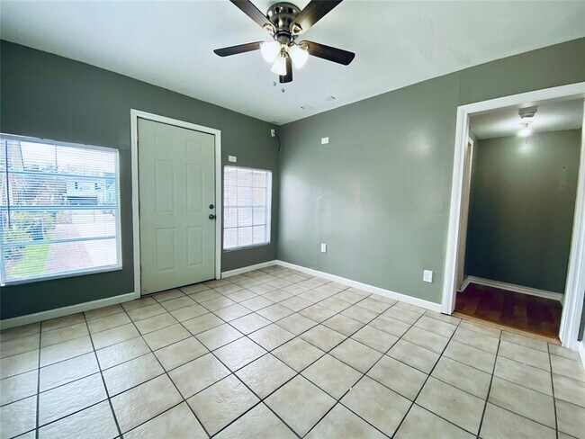 3921 Woodleigh St-Unit -2 in Houston, TX - Foto de edificio - Building Photo