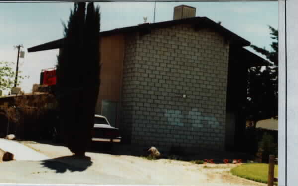 13547 Yakima Rd in Apple Valley, CA - Foto de edificio - Building Photo