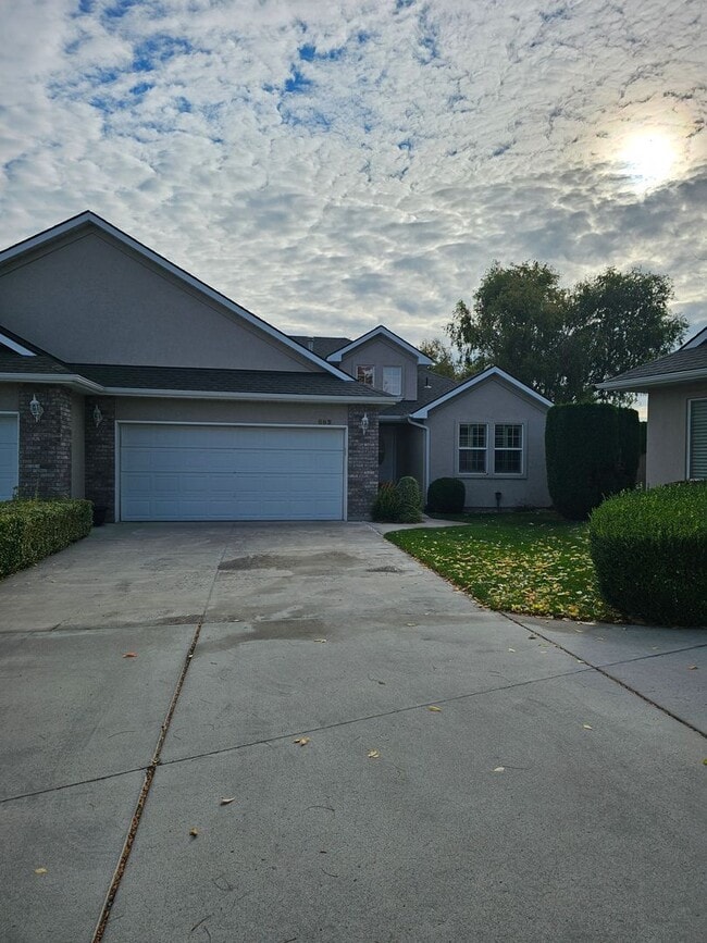 882 Canyon Park Ave in Twin Falls, ID - Building Photo - Building Photo