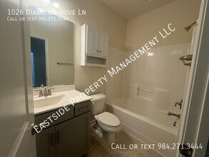 1026 Diamond Dove Ln in Apex, NC - Foto de edificio - Building Photo