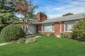 260 Oak Ridge Ln in Albertson, NY - Building Photo - Building Photo