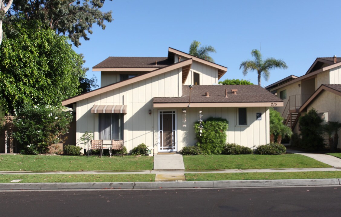 215 Oswego Ave in Huntington Beach, CA - Building Photo