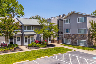 Beacon Pointe Apartments and Townhomes in Sparrows Point, MD - Building Photo - Building Photo