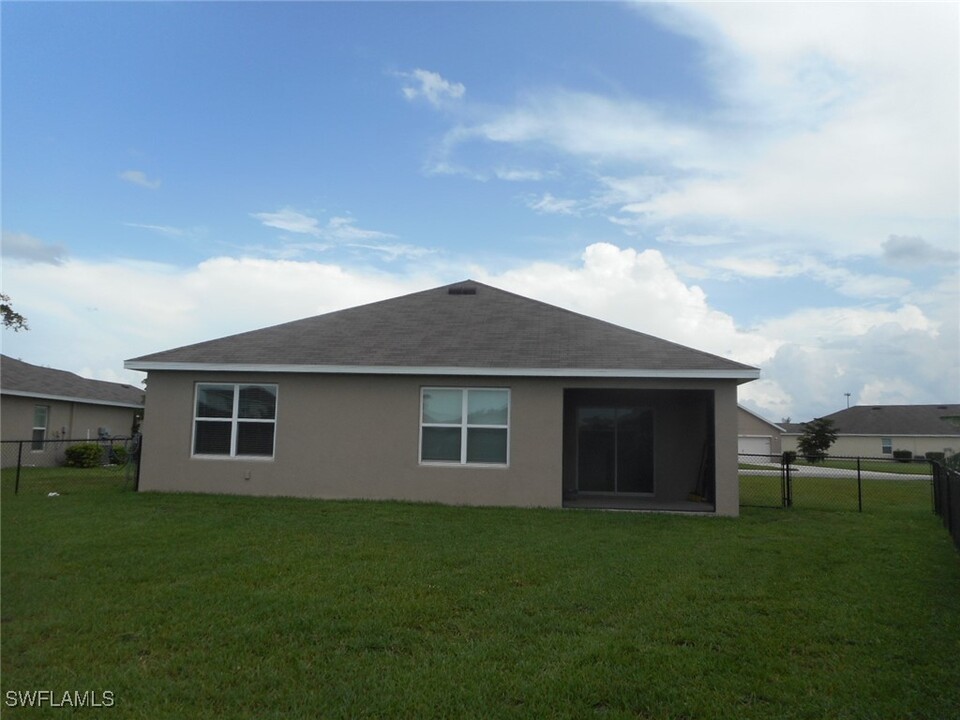 8030 Gopher Tortoise Trail in Lehigh Acres, FL - Foto de edificio