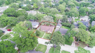 614 Bendwood Dr in Houston, TX - Building Photo - Building Photo
