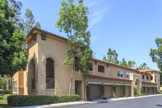 Somerset Apartment Homes in Irvine, CA - Foto de edificio - Building Photo