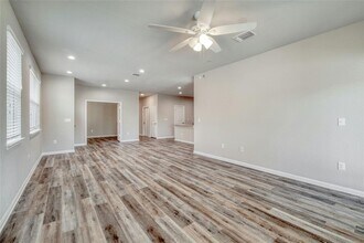 1701 Logan Dr in Round Rock, TX - Foto de edificio - Building Photo