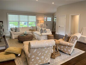 32 White Oak Ln in Westhampton Beach, NY - Building Photo - Building Photo