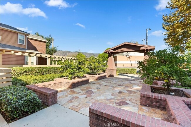 335 S Glendora Ave in Glendora, CA - Building Photo - Building Photo