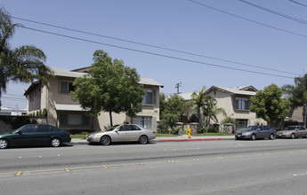 Sunset Palms Apartments in Anaheim, CA - Building Photo - Building Photo