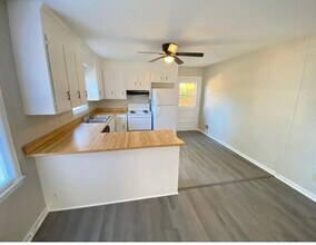 1826 Burnham St in West Columbia, SC - Building Photo - Building Photo