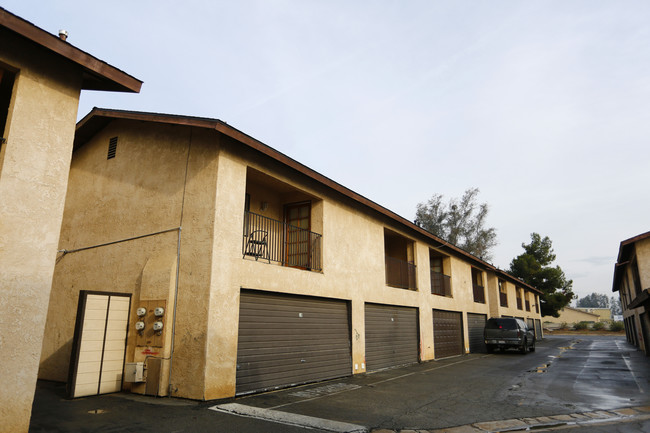 Westchester Townhomes in Bakersfield, CA - Foto de edificio - Building Photo