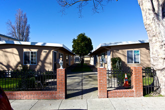 1165-1169 Willow Rd in Menlo Park, CA - Building Photo - Building Photo