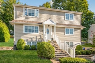 10 Lee Gray Ct in Glen Cove, NY - Building Photo