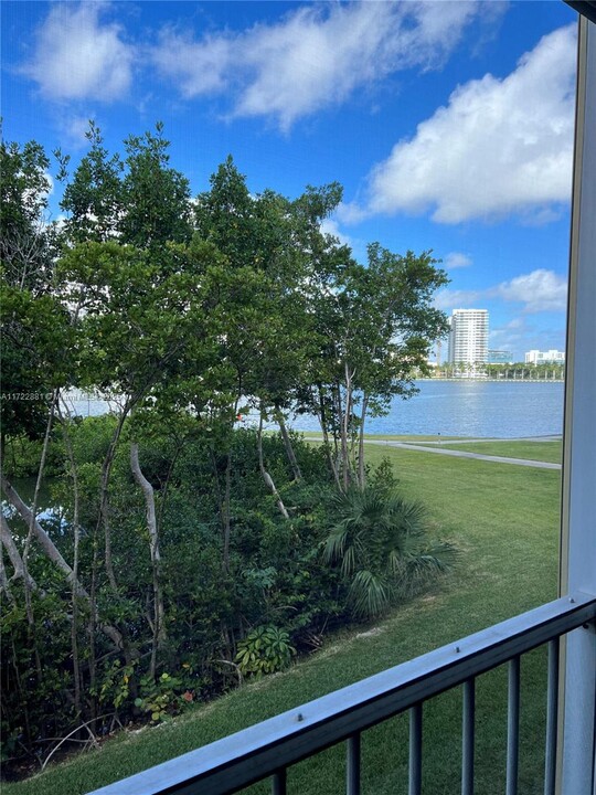 2929 Point E Dr in Aventura, FL - Building Photo