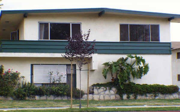 14118 Bellflower Blvd in Bellflower, CA - Foto de edificio