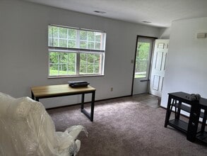 715 Pearl Dr, Unit C in Charleston, WV - Foto de edificio - Building Photo