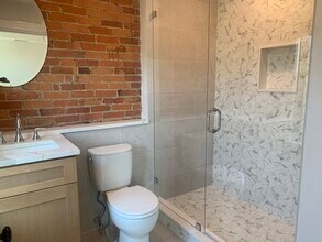 873 E 4th St, Unit 3 in Boston, MA - Foto de edificio - Building Photo