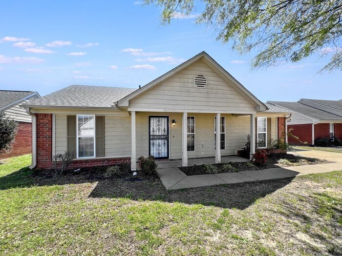 1821 Central Trails Dr in Southaven, MS - Building Photo
