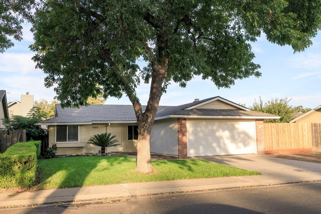 1409 Entrada Way in Modesto, CA - Building Photo