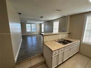 32 NE 169th St, Unit 2 in North Miami Beach, FL - Foto de edificio - Building Photo