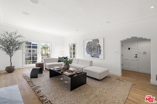 1064 S Alfred St in Los Angeles, CA - Building Photo - Building Photo