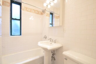 130 E 70th St in New York, NY - Building Photo - Building Photo