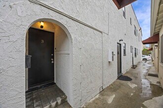 32 Argonne Ave in Long Beach, CA - Building Photo - Building Photo