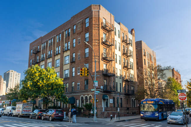 353 Ocean Ave in Brooklyn, NY - Foto de edificio - Building Photo