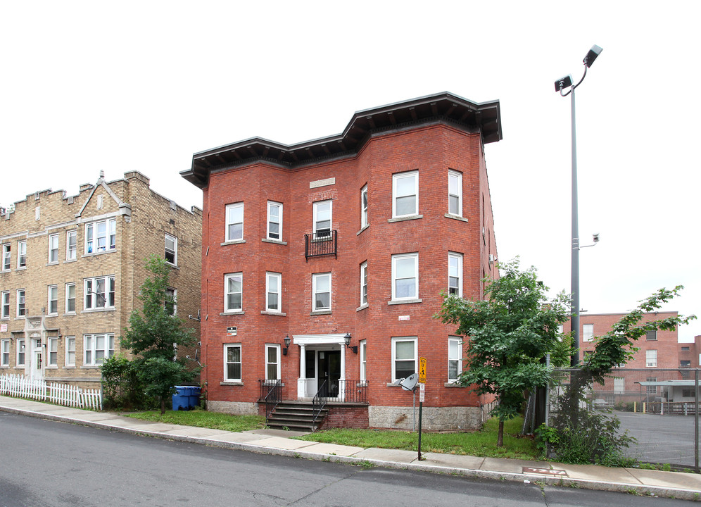 43 Walnut St in New Britain, CT - Foto de edificio