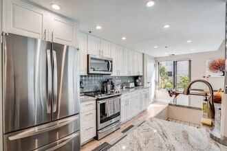 2245 SW Park Pl in Portland, OR - Building Photo - Building Photo