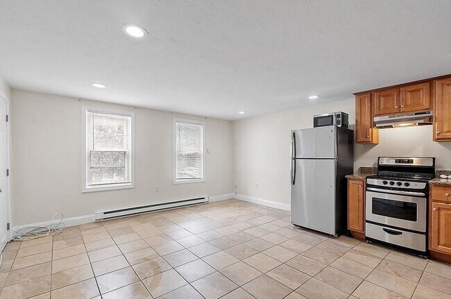 426 Saratoga St, Unit 1 in Boston, MA - Building Photo - Building Photo