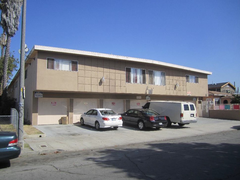 35 E Plymouth St in Long Beach, CA - Building Photo