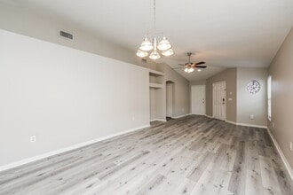 1533 Marsh Wood Dr, Unit 5 in Seffner, FL - Foto de edificio - Building Photo