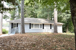 705 Pinehill Dr in Smyrna, GA - Building Photo