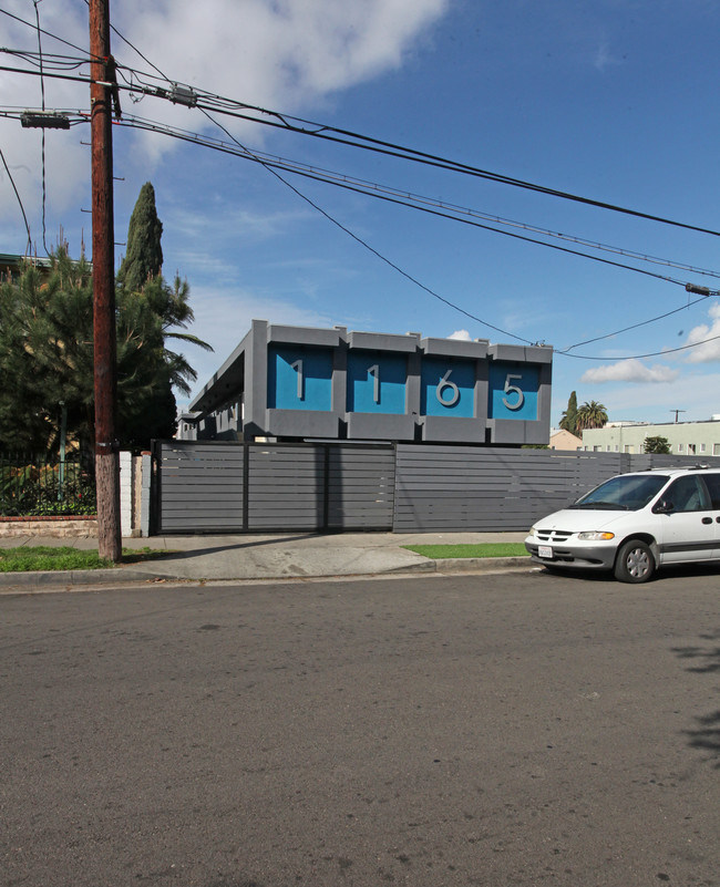 1165 N Madison Ave in Los Angeles, CA - Foto de edificio - Building Photo