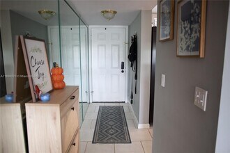 1522 Whitehall Dr in Davie, FL - Building Photo - Building Photo