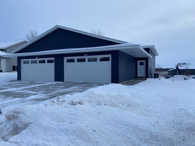 800 Texas Ave NW in Hutchinson, MN - Building Photo - Building Photo