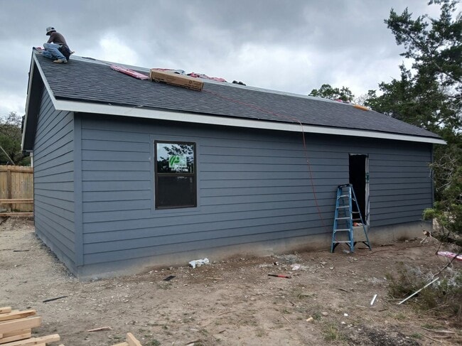 270 Ridgerock Dr in Canyon Lake, TX - Foto de edificio - Building Photo