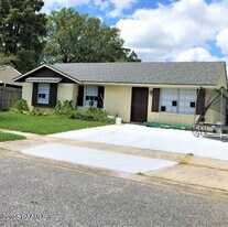 121 Sorority Dr in Lafayette, LA - Building Photo