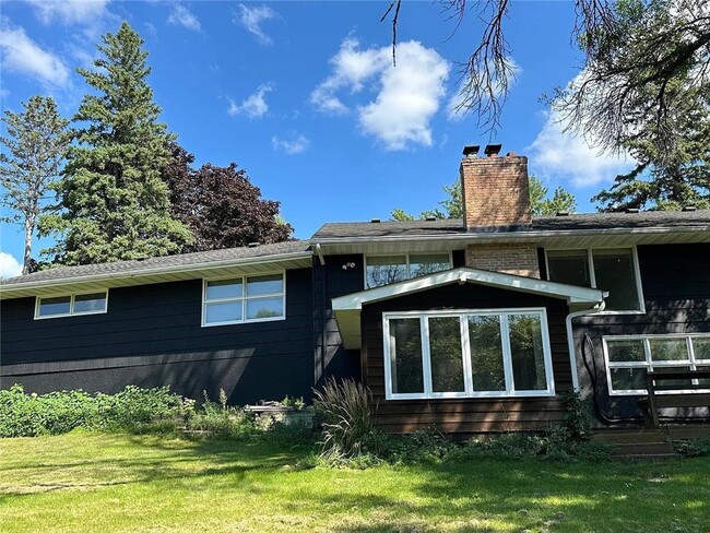 5528 Merritt Cir in Minneapolis, MN - Building Photo - Building Photo